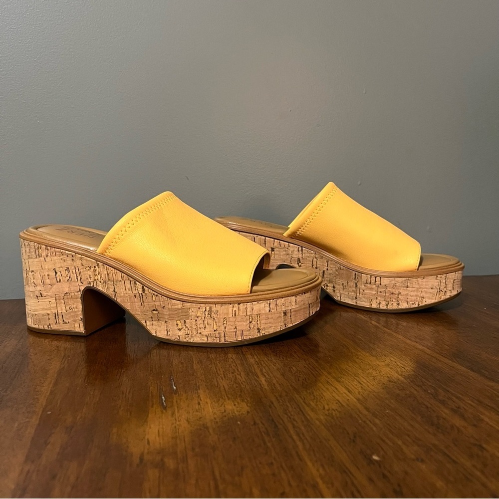 Naturalizer Cassie Platform Mule Slide Sandal. Yellow, women’s size 7.